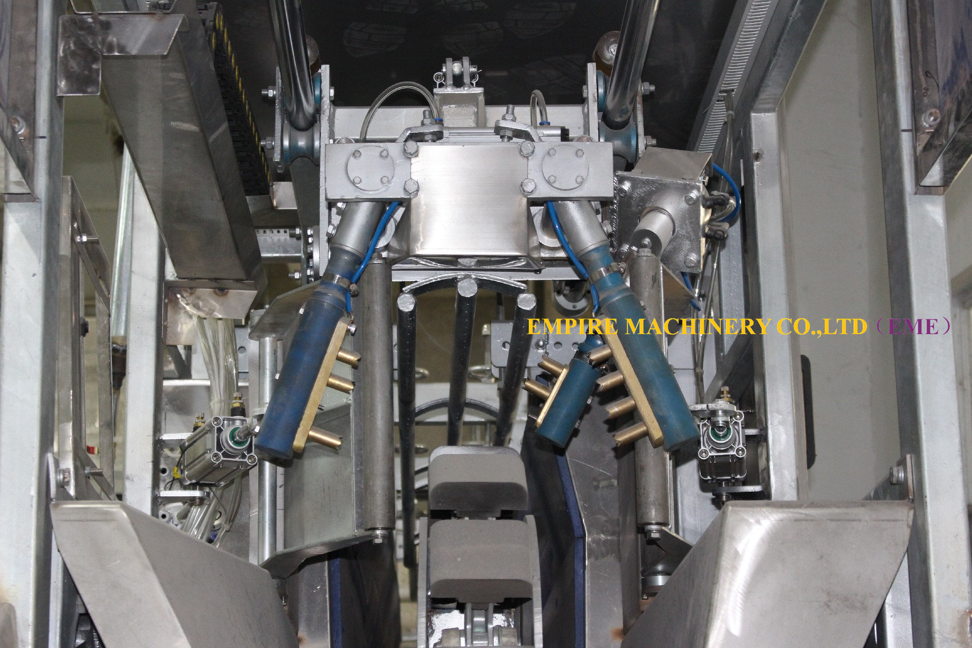 Living pig three point stunning machine