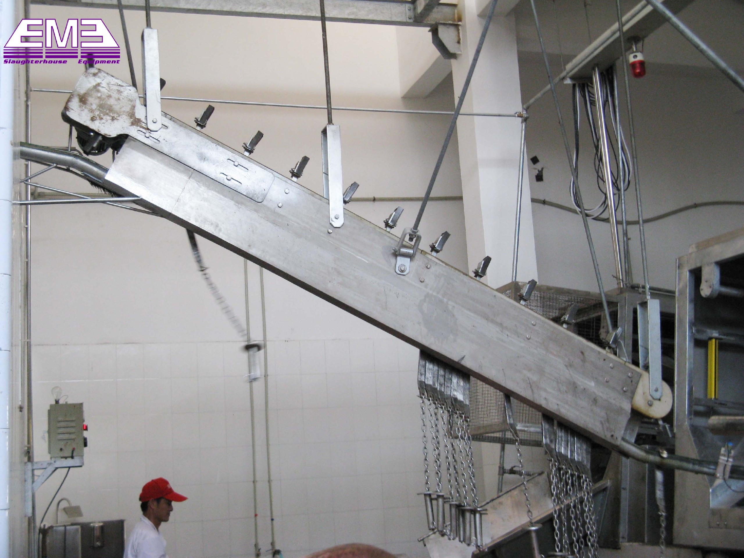 Pig slaughterhouse idle shackle unloading device