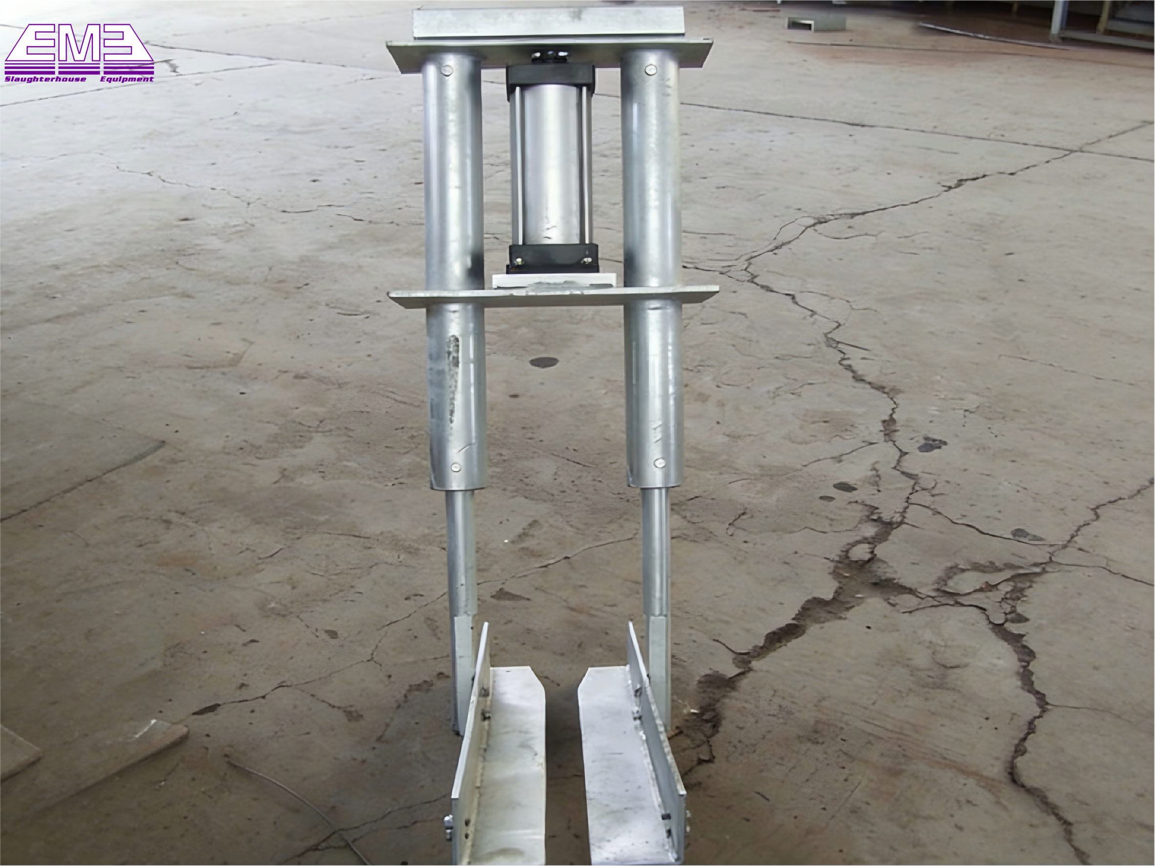 Pig carcass auto unloading device in pig slaughterhouse and abattoir