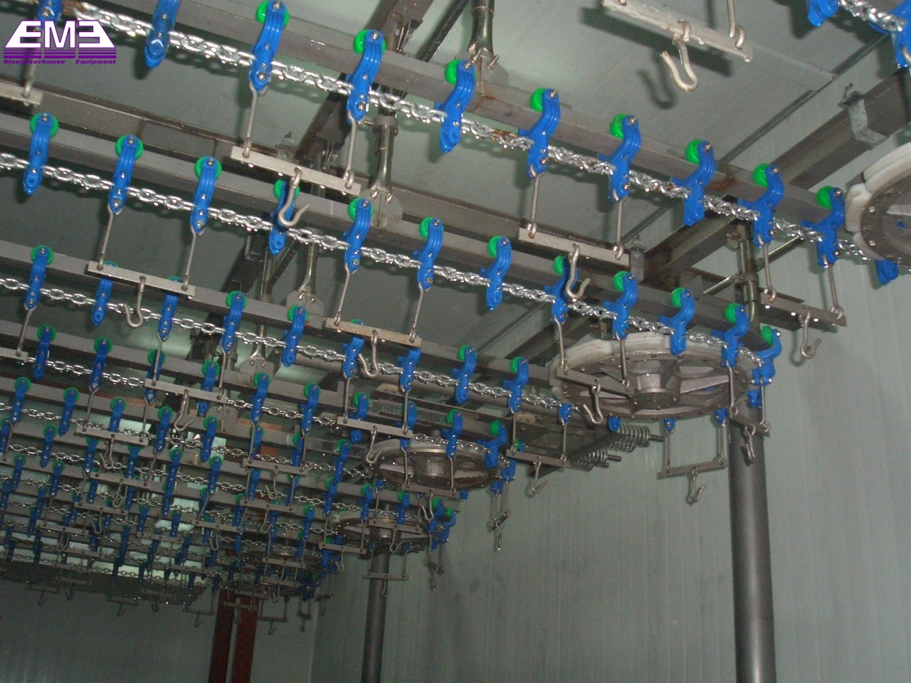 Poultry evisceration and chilling automatic convey rail