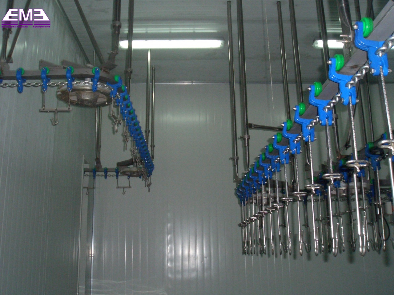 Poultry evisceration and chilling automatic convey rail