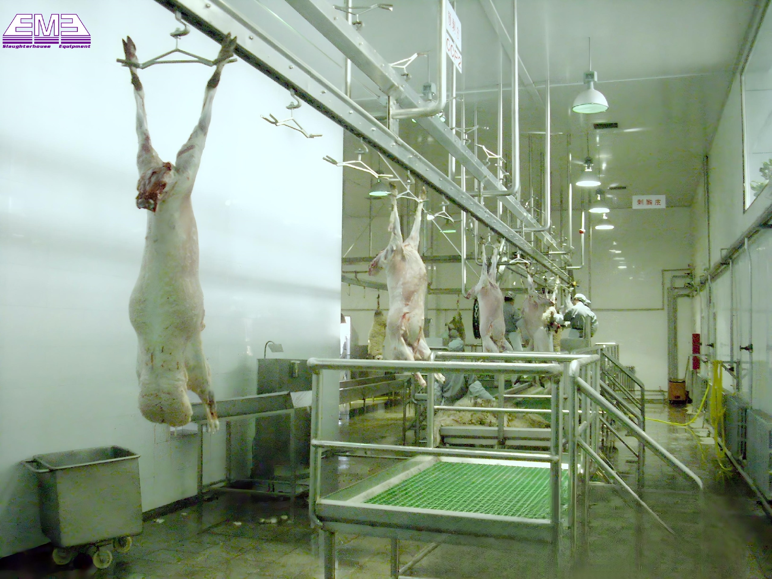 Goat abattoir hind leg skinning platform for sheep killing in slaughterhouse