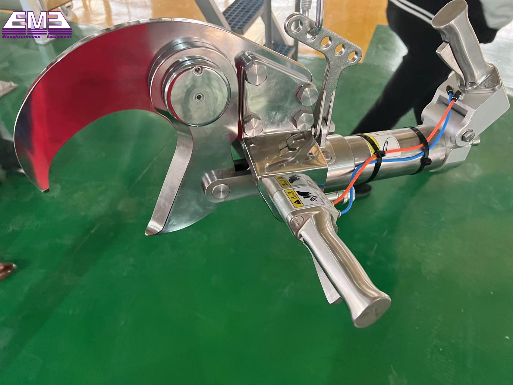 Cattle horn and hoof hydraulic shear cow slaughterhouse machine for meat processing plant