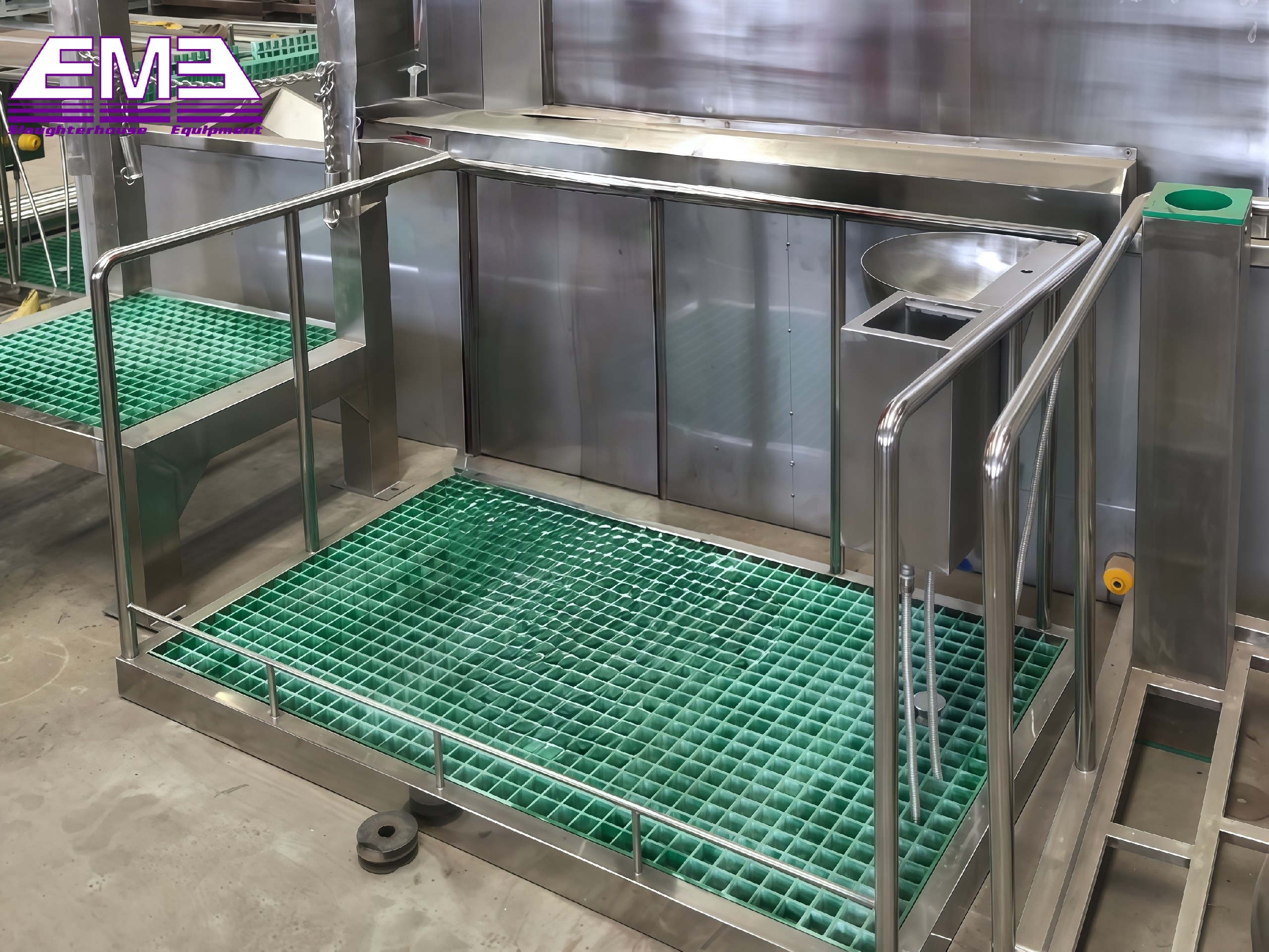 Living cattle killing platform cow slaughtering machine