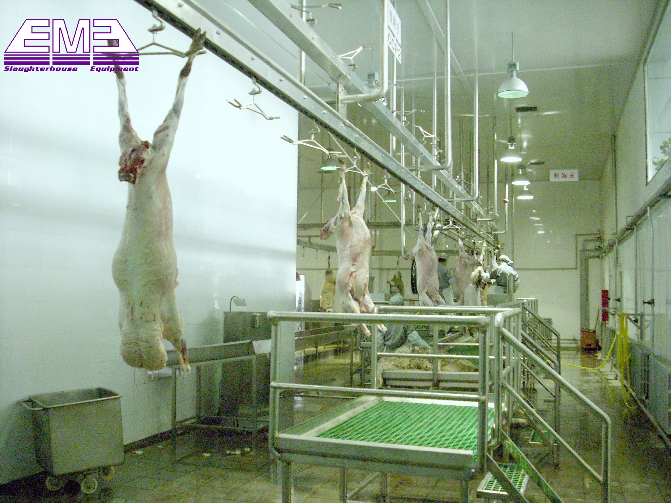 Goat abattoir hind leg skinning platform for sheep killing in slaughterhouse