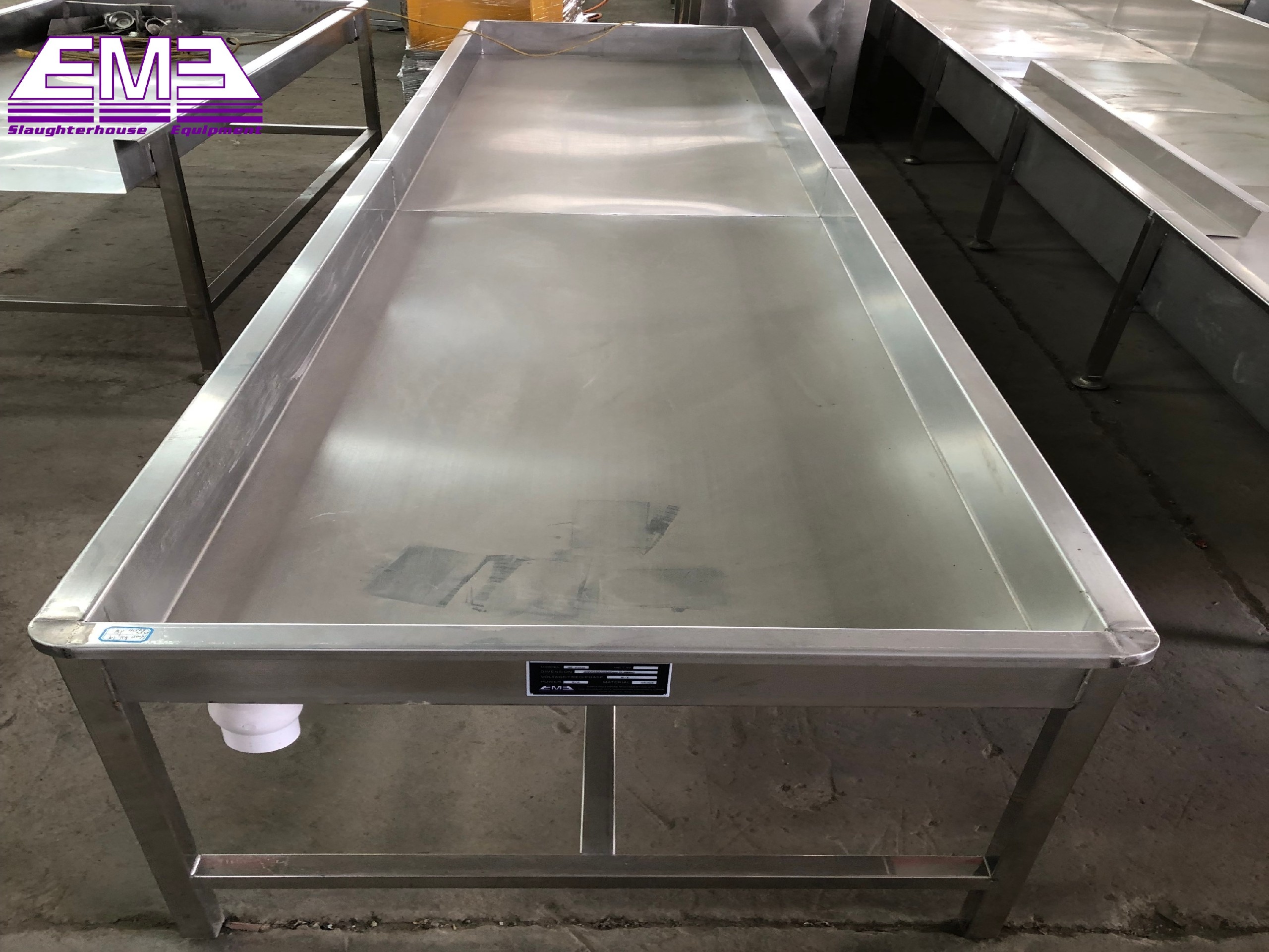 Poultry carcass collection table for poultry slaughtering equipment