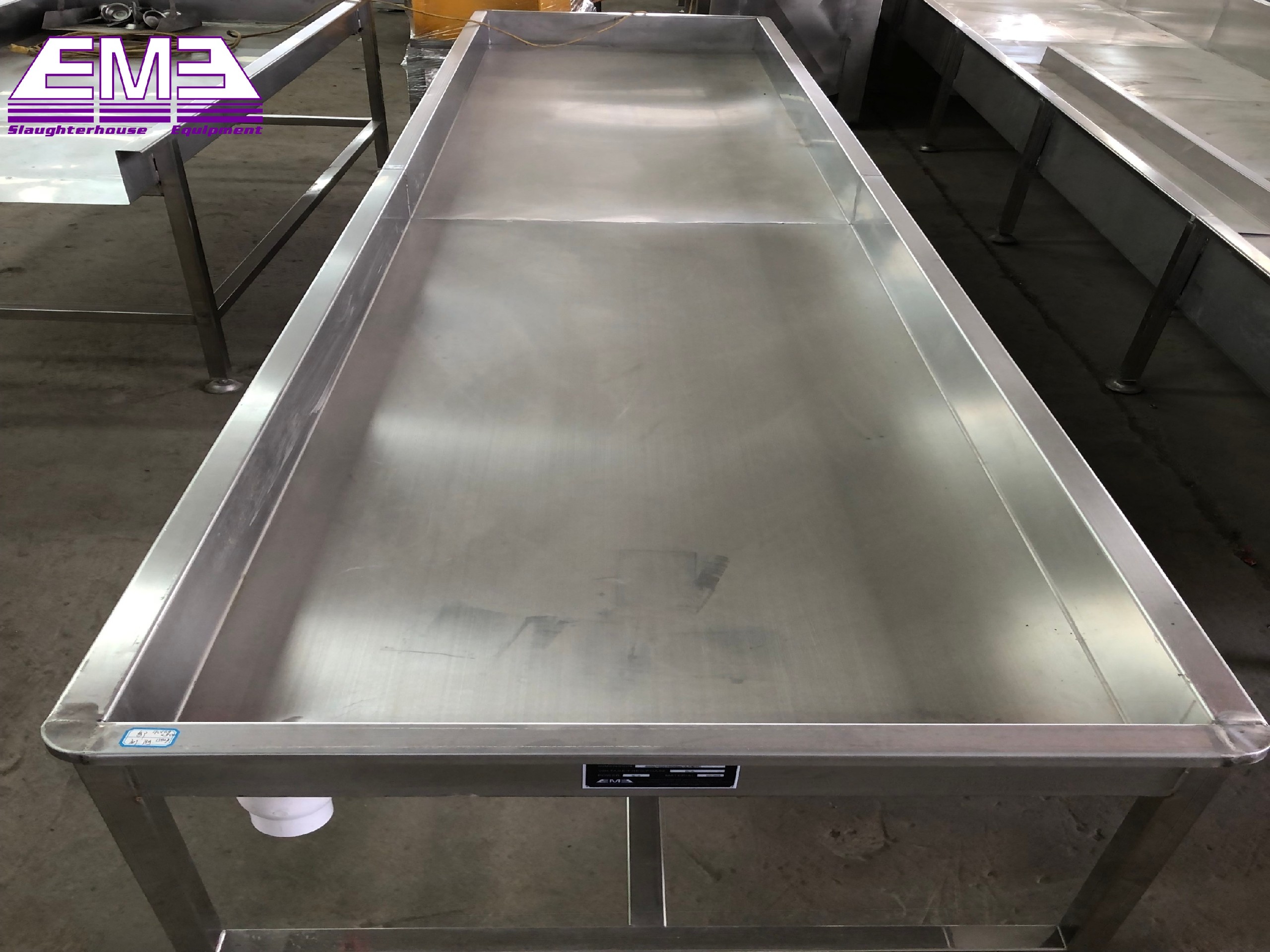Poultry carcass collection table for poultry slaughtering equipment