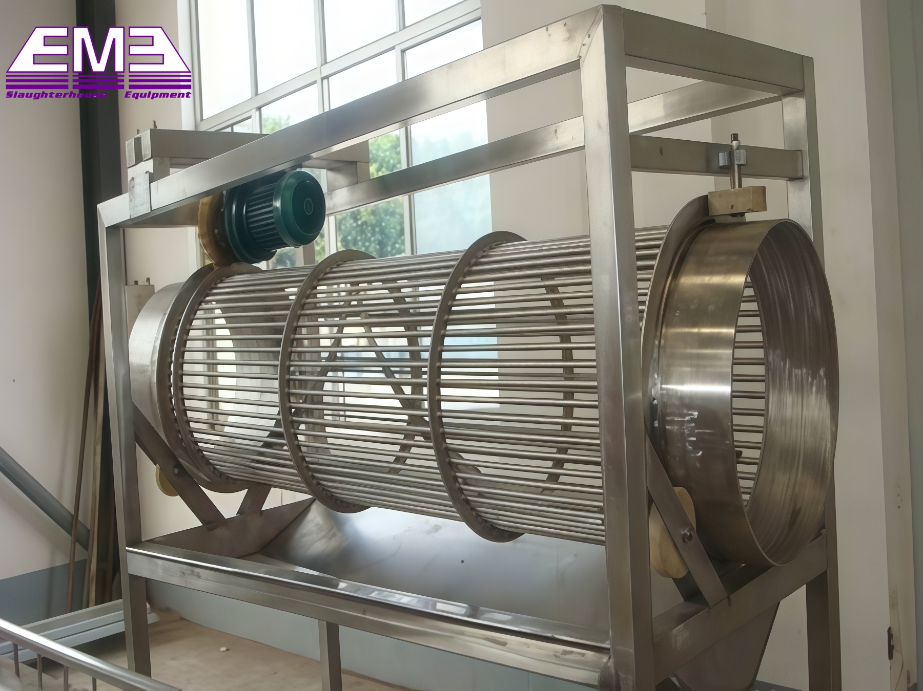 Poultry carcass water drain device for poultry slaughterhouse