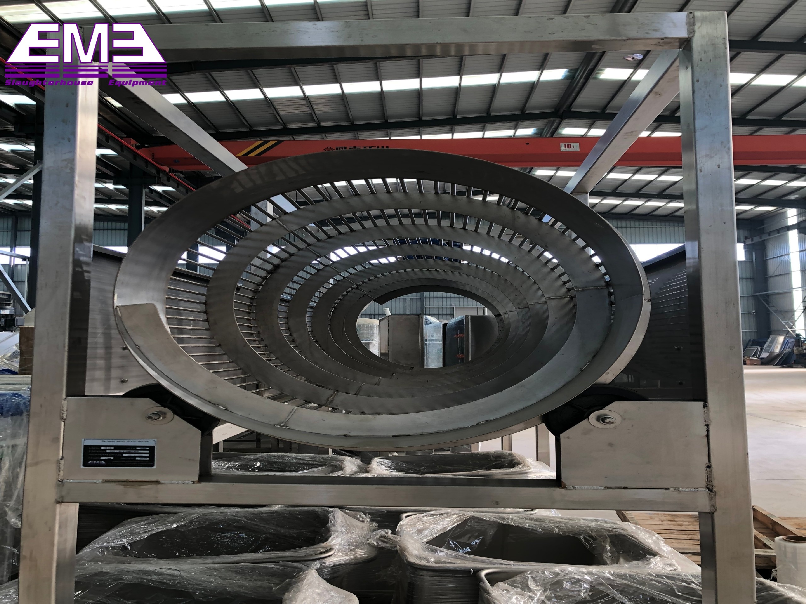 Poultry carcass water drain device for poultry slaughterhouse