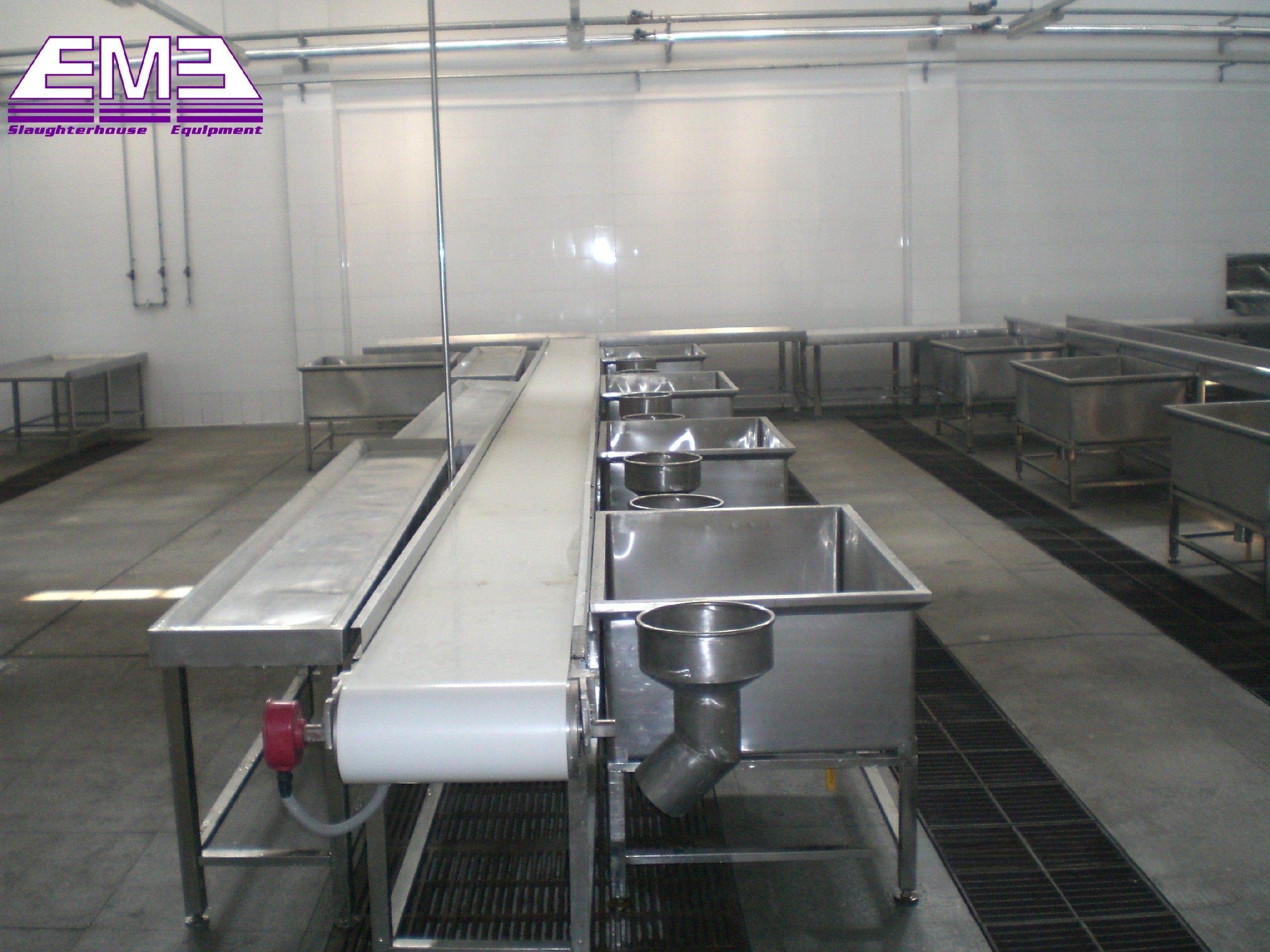 Belt conveyor for cattle, sheep, pig and poultry deboning