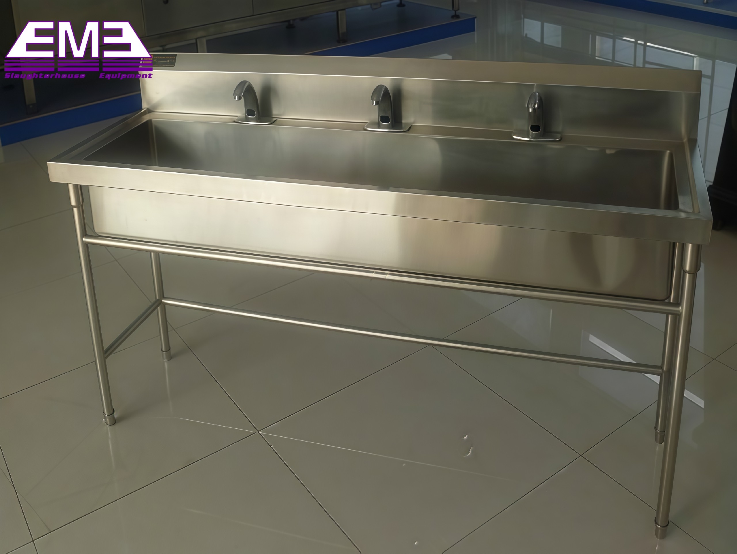 Multi-station wash basin