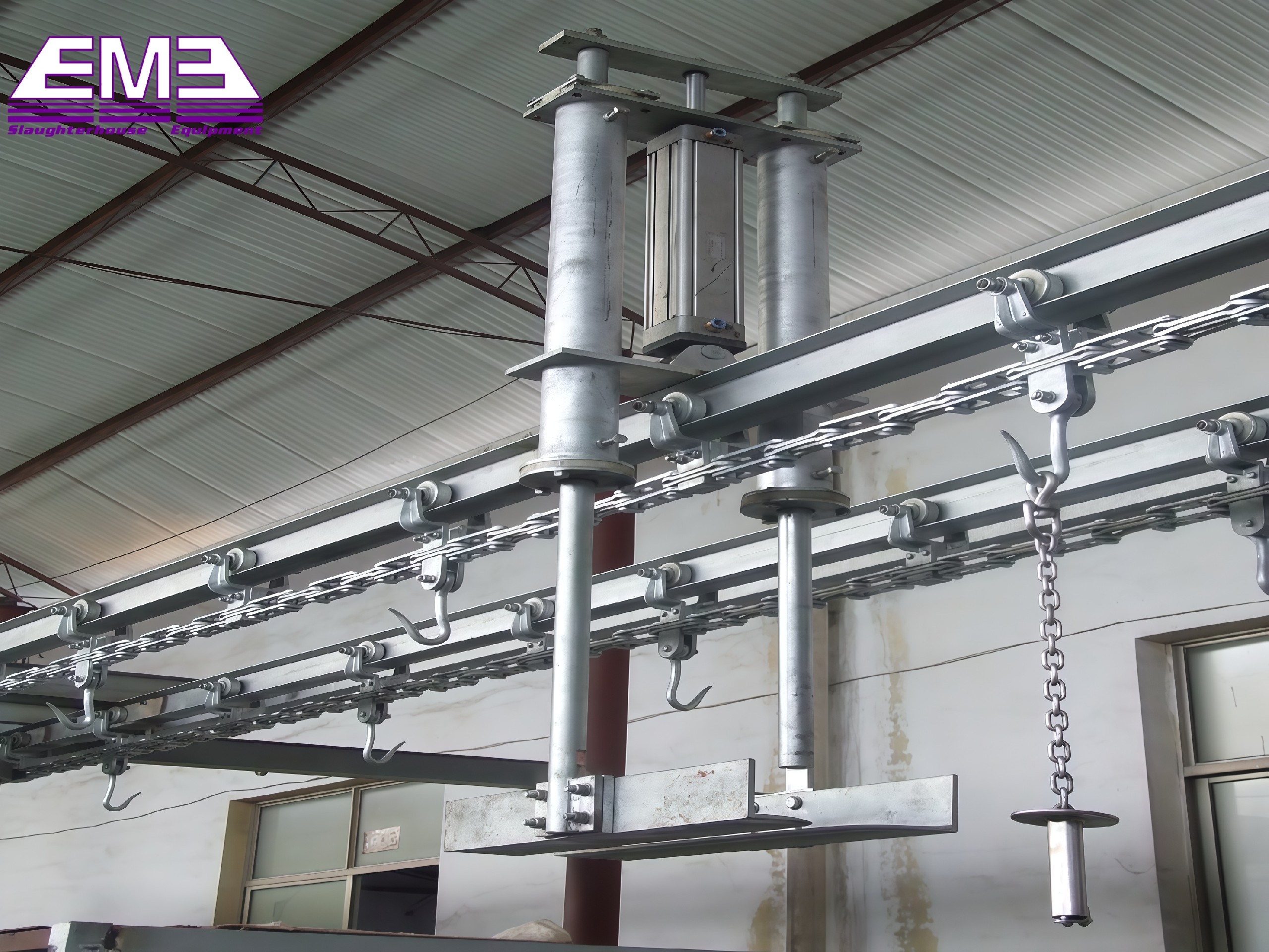 Pig carcass auto unloading device in pig slaughterhouse and abattoir