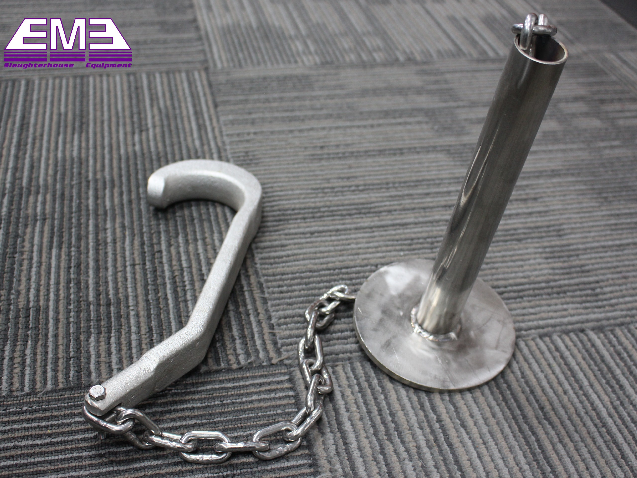 Pig slaughterhouse bleeding shackle device