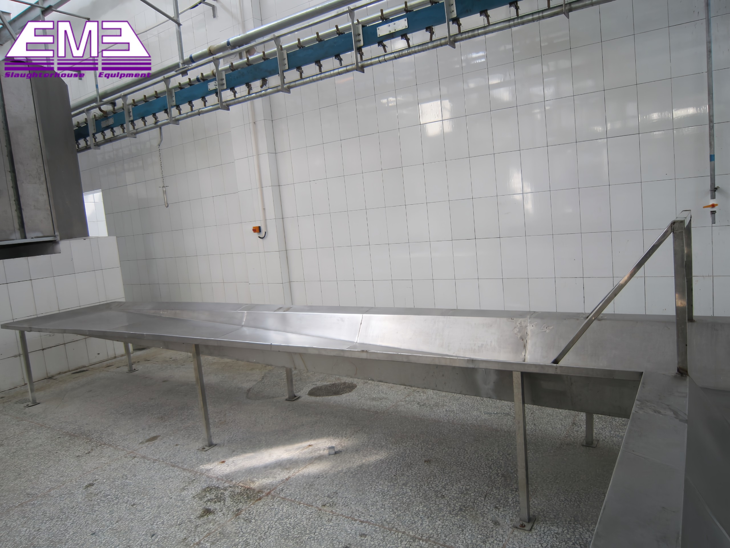 Pig blood collection tank for pig slaughterhouse and abattoir