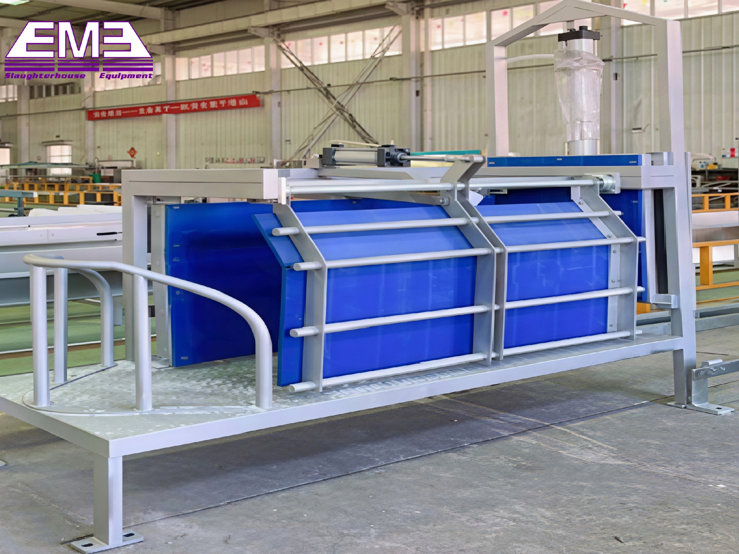 Living pig stunning box for slaughterhouse