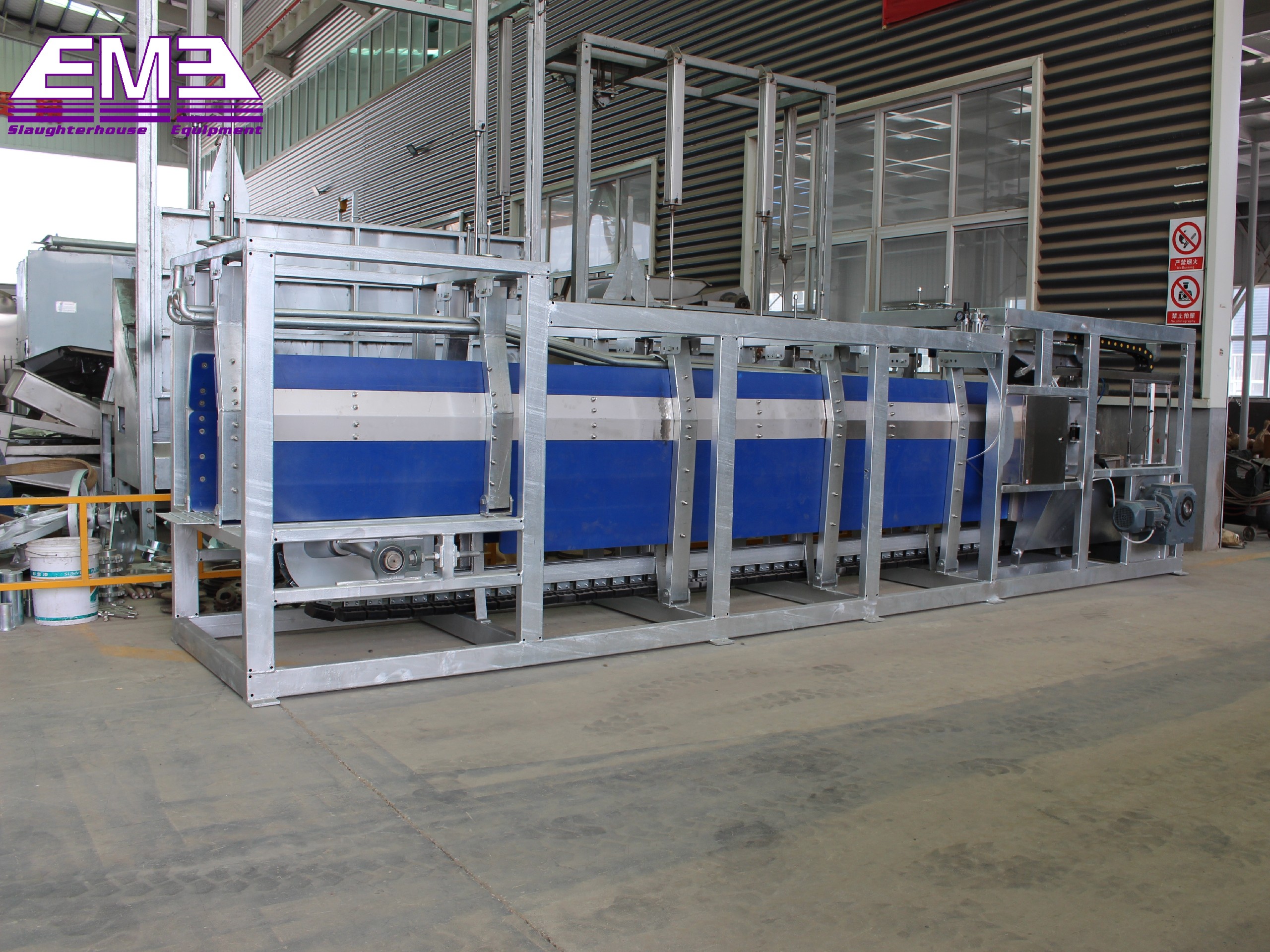 Living pig three point stunning machine