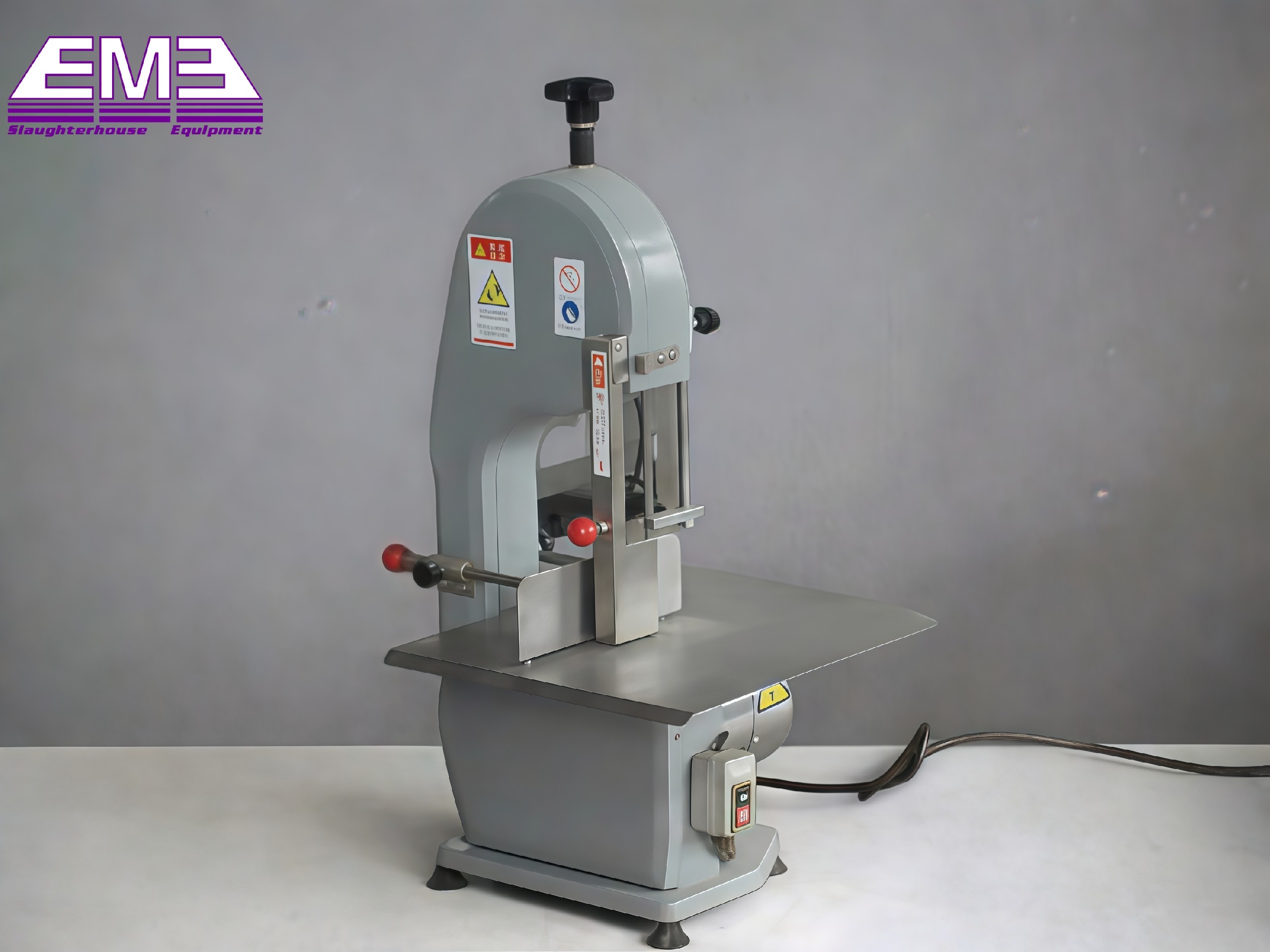 Cutting poultry carcass legs and swin for poultry slaughtering equipment