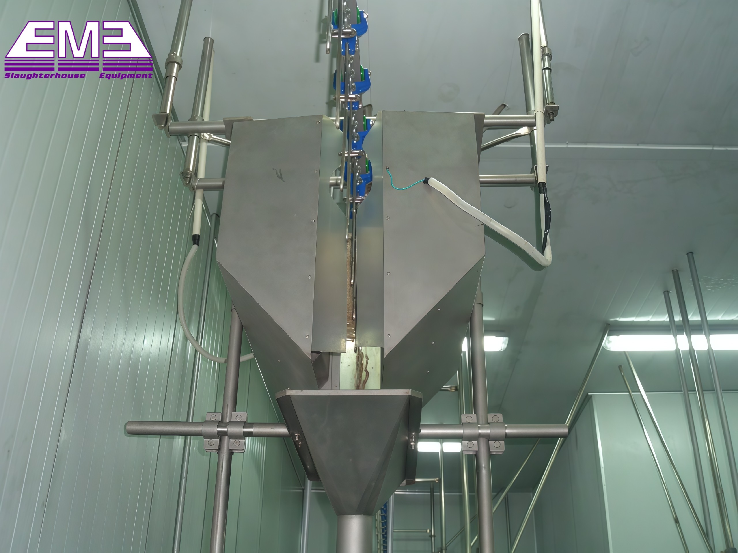 Poultry abattoir equipment hooks cleaning device for slaughterhouse