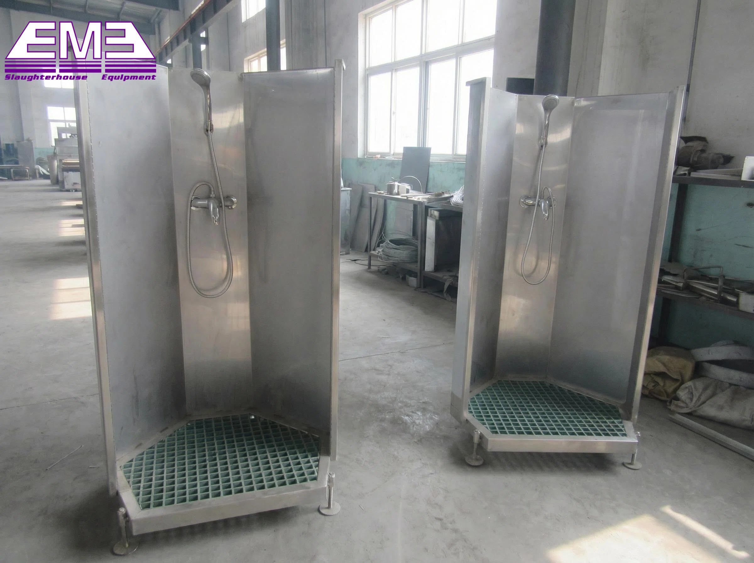 Livestock slaughterhouse apron cleaning device