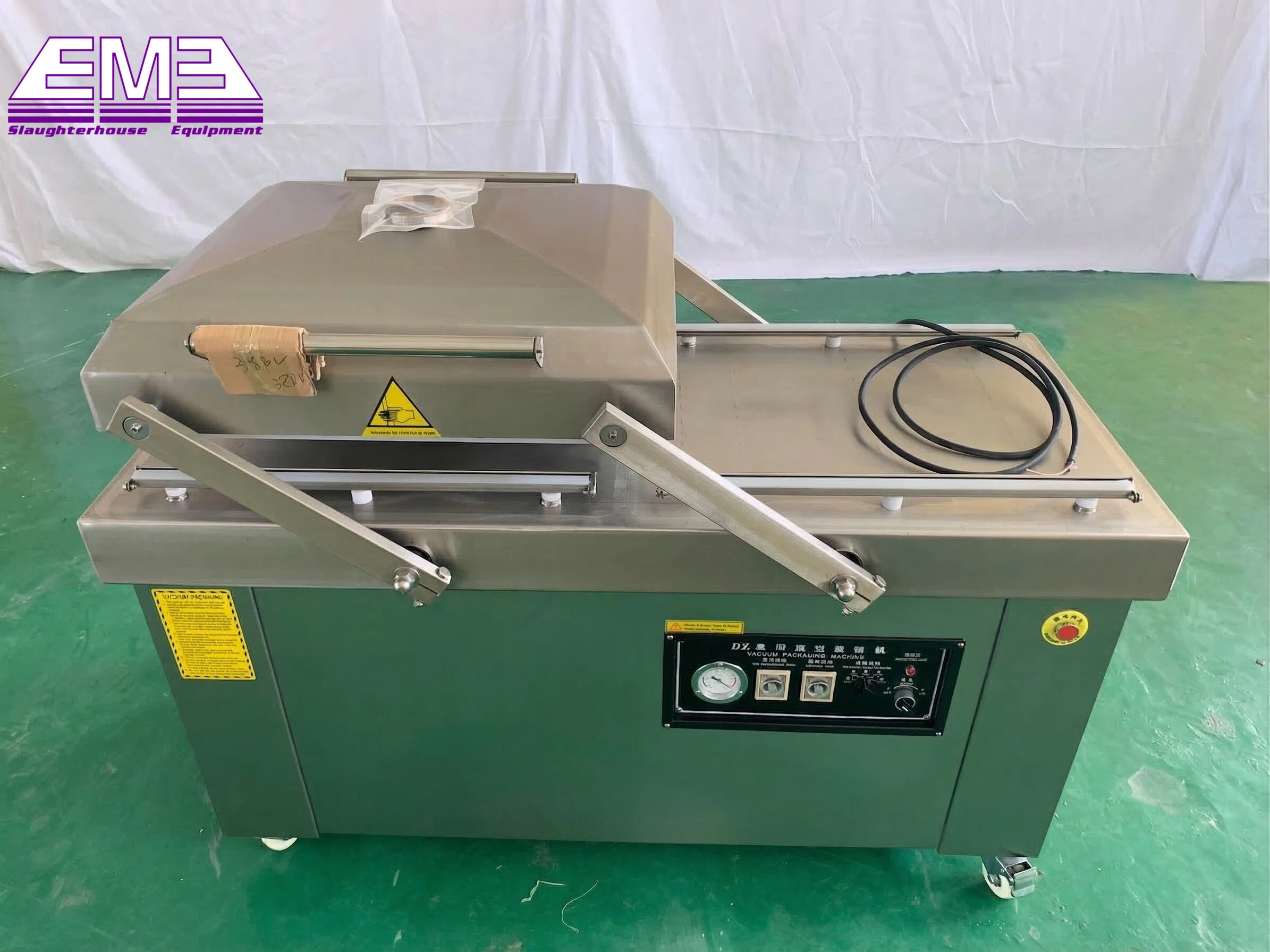 Automatic vacuum packaging machine for meat