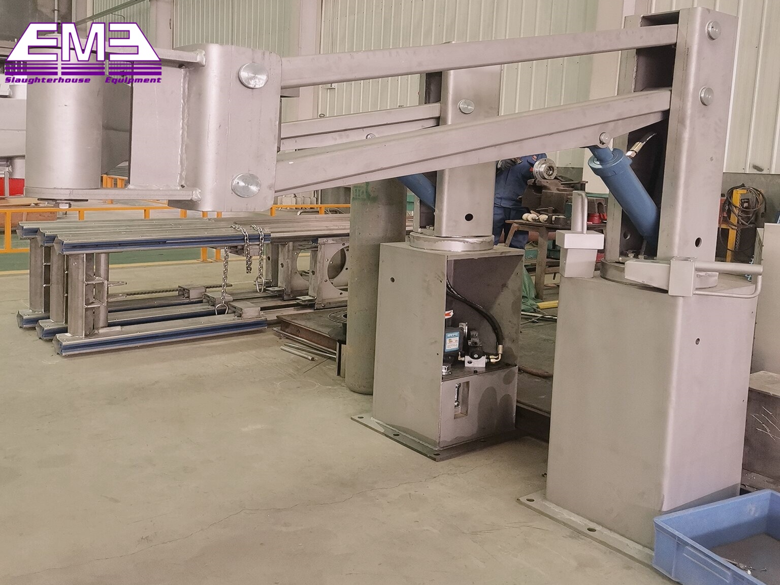 Arm type quarter carcass delivery descend machine