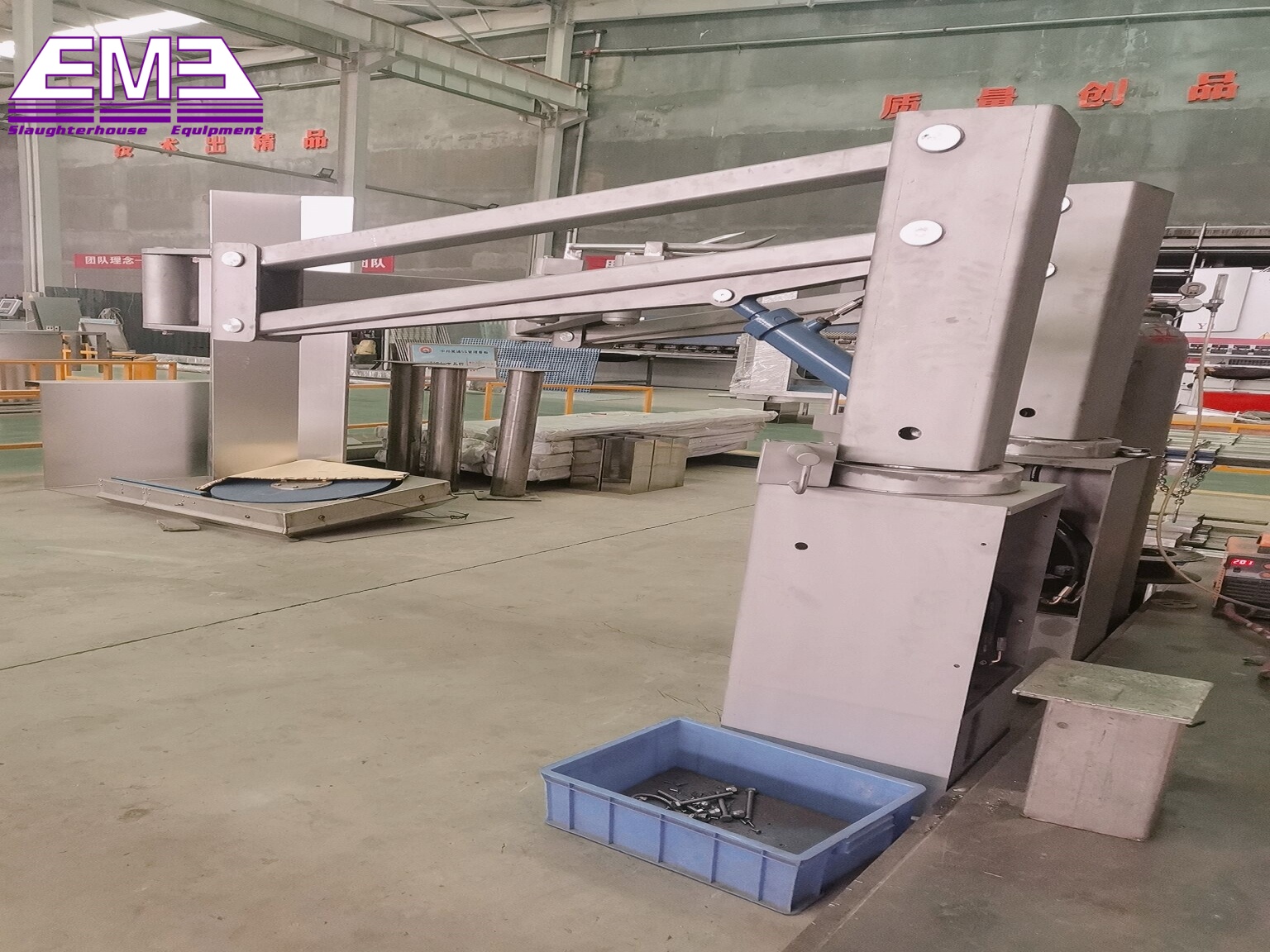 Arm type quarter carcass delivery descend machine